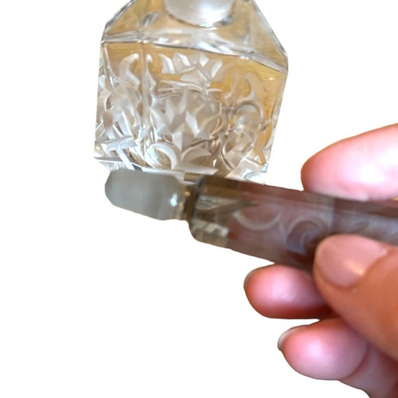 Vintage etched glass scrollwork design crystal perfume bottle - Picture 5 of 6